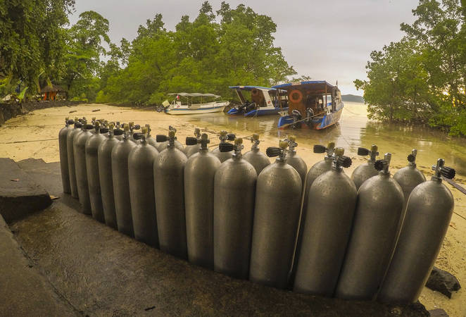 DCIM103GOPROGOPR5318.JPG Divemaster trainee Ian with scuba tanki