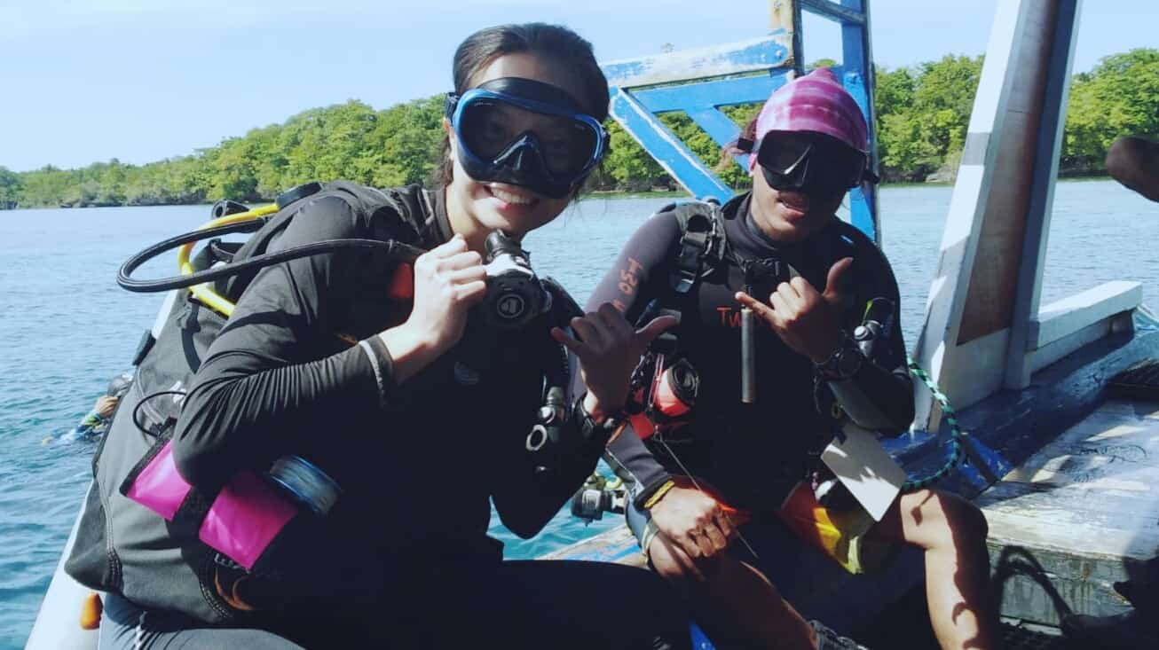 Yolanda DMT dan Tian What a place to dive into PADI Divemaster training